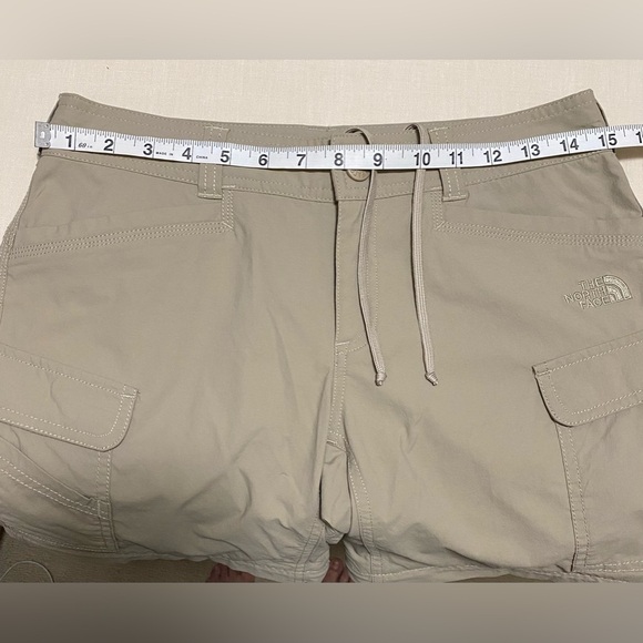 The North Face Woman’s Khaki Tan Hiking Shorts Size 2.  Quick Dry Fabric. - Picture 12 of 14